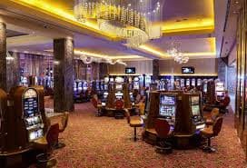 Pengguna mengakses pokergalaxy melalui browser ponsel Android dengan koneksi mobile
